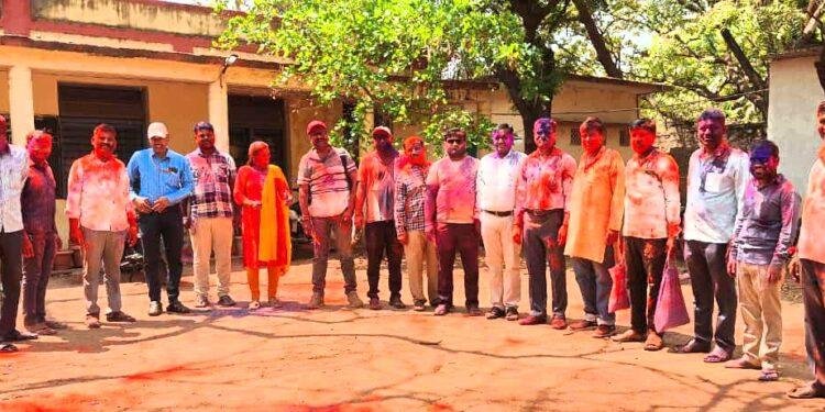 ಮುದ್ದೇಬಿಹಾಳ| ತಾ.ಪಂ ಆವರಣದಲ್ಲಿ ಬಣ್ಣ ಏರಚಾಟ..!