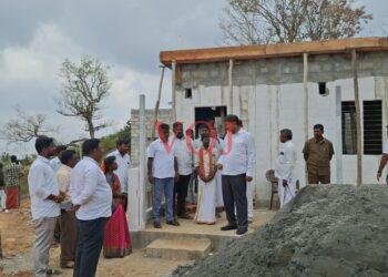 ಬುಡಕಟ್ಟು ಸಮುದಾಯಗಳಿಗೆ ಮನೆ ನಿರ್ಮಿಸುತ್ತಿರುವ ಕಾಮಗಾರಿ ವೀಕ್ಷಿಸಿದ ಶಾಸಕ ಎಂಆರ್ ಮಂಜುನಾಥ್