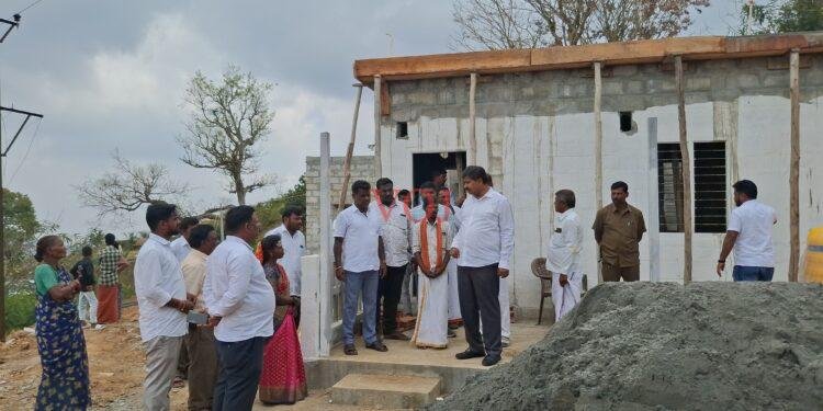 ಬುಡಕಟ್ಟು ಸಮುದಾಯಗಳಿಗೆ ಮನೆ ನಿರ್ಮಿಸುತ್ತಿರುವ ಕಾಮಗಾರಿ ವೀಕ್ಷಿಸಿದ ಶಾಸಕ ಎಂಆರ್ ಮಂಜುನಾಥ್