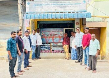 ಬಡವರಿಗೆ ಕೈಗೆಟಕುವ ಬೆಲೆಯಲ್ಲಿ ಔಷಧ ಸಿಗಬೇಕು ಎಂದು ಪ್ರಧಾನ ಮಂತ್ರಿ ಜನ ಔಷಧಿ ಕೇಂದ್ರ ಆರಂಭ