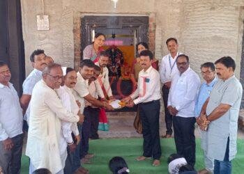 ವೀರಭದ್ರೇಶ್ವರ ದೇವಸ್ಥಾನಕ್ಕೆ ಜೀರ್ಣೋದ್ಧಾರಕ್ಕೆ ಸುಕ್ಷೇತ್ರ ಧರ್ಮಸ್ಥಳದಿಂದ  ₹1 ಲಕ್ಷ ರೂ ಡಿಡಿ ವಿತರಣೆ