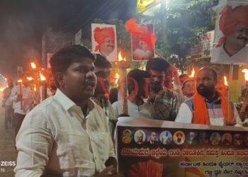 ಇಂಡಿಯಲ್ಲಿ ಬಸನಗೌಡ ಅಭಿಮಾನಿಗಳು ಪಂಜಿನ ಮೆರವಣಿಗೆ