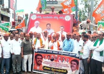 ಮುದ್ದೇಬಿಹಾಳ| ಮಾಜಿ ಸಿಎಂ ಯಡಿಯೂರಪ್ಪ, ರಾಜ್ಯಾಧ್ಯಕ್ಷ  ವಿಜಯೇಂದ್ರ ಭಾವಚಿತ್ರಕ್ಕೆ ಪಂಚಾಮೃತದ ಕ್ಷೀರಾಭಿಷೇಕ