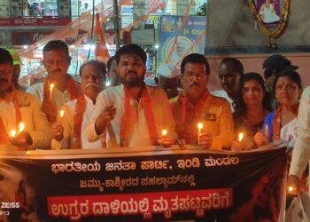 ಇಂಡಿ | ಪಹಲ್ಗಾಮ್ ಉಗ್ರರ ದಾಳಿ ಖಂಡಿಸಿ ಮೇಣದ ಬತ್ತಿ ಹಿಡಿದು ಪ್ರತಿಭಟನೆ