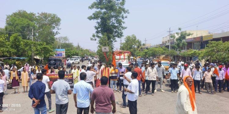 ಇಂಡಿಯಲ್ಲಿ ಪೋಲಿಸ್ ವಿರುದ್ಧ ಪ್ರತಿಭಟನೆ..! ಕಾರಣವೇನು..?