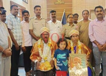 ಎಎಸೈ ಬಿ.ಡಿ.ಪವಾರ ಅವರನ್ನು ಪೊಲೀಸ್ ಠಾಣೆಯಲ್ಲಿ ದಂಪತಿ ಸಮೇತ ಸನ್ಮಾನಿಸಲಾಯಿತು