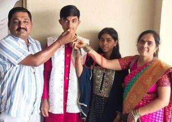 ಎಸ್ ಎಸ್ ಎಲ್ ಸಿ ರಾಜ್ಯಕ್ಕೆ ಪ್ರಥಮ ಸ್ಥಾನ ಪಡೆದಿದ್ದ ಮಗನಿಗೆ ತಂದೆ, ತಾಯಿ ಸಿಹಿ ತಿನ್ನಿಸಿ ಸಂಭ್ರಮ..!