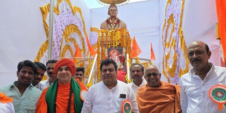 ಬಬಲೇಶ್ವರ| ವಿಶ್ವಗುರು ಬಸವೇಶ್ವರ ಮೂರ್ತಿ ಅನಾವರಣ