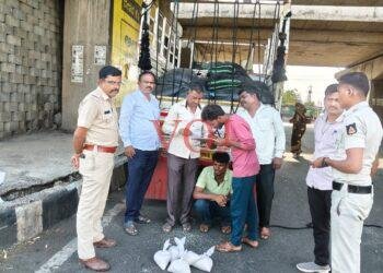 ಅಕ್ರಮವಾಗಿ ಪಡಿತರ ಅಕ್ಕಿ ಸಾಗಾಟ, ಮೂವರ್ ಬಂಧನ..! ಎಲ್ಲಿ..? ಯಾವಾಗ ಗೊತ್ತಾ..?