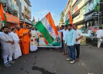 ವಿಜಯಪುರದಲ್ಲಿ ಬೃಹತ್ ತ್ರಿವರ್ಣ ಧ್ವಜದ ಮೆರವಣಿಗೆ ..!