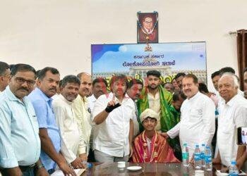 2025 : SSLC ಪರೀಕ್ಷೆಯಲ್ಲಿ ರಾಜ್ಯಕ್ಕೆ ಪ್ರಥಮ ಸ್ಥಾನ ಗಳಿಸಿದ ವಿಧ್ಯಾರ್ಥಿಗೆ ಸಚಿವ ಬಂಗಾರಪ್ಪ ಸನ್ಮಾನ..!