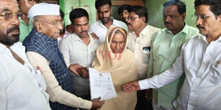 ಸಿಡಿಲಿಗೆ ಮೃತಪಟ್ಟ ರೈತ ಕುಟುಂಬಕ್ಕೆ 5 ಲಕ್ಷ ರೂ.ವಿತರಣೆ : ಶಾಸಕ ಎಂ.ವೈ.ಪಾಟೀಲ್ ಸಾಂತ್ವನ