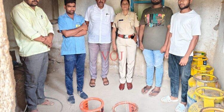 ಗೃಹ ಬಳಕೆಯ ಸಿಲಿಂಡರಗಳು, ಅಕ್ರಮವಾಗಿ ವಾಣಿಜ್ಯ ಉದ್ದೇಶಕ್ಕೆ, ಆಹಾರ ಇಲಾಖೆ ಅಧಿಕಾರಿಗಳು ದಾಳಿ..!