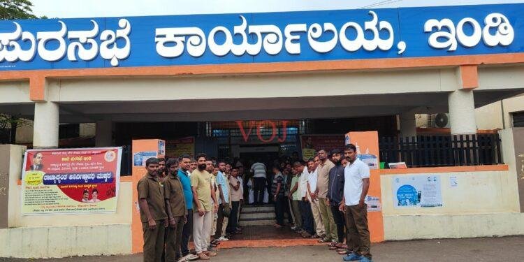 ಇಂಡಿ | ಪುರಸಭೆ ನೌಕರರಿಂದ ಅನಿರ್ದಿಷ್ಟಾವಧಿ ಮುಷ್ಕರ