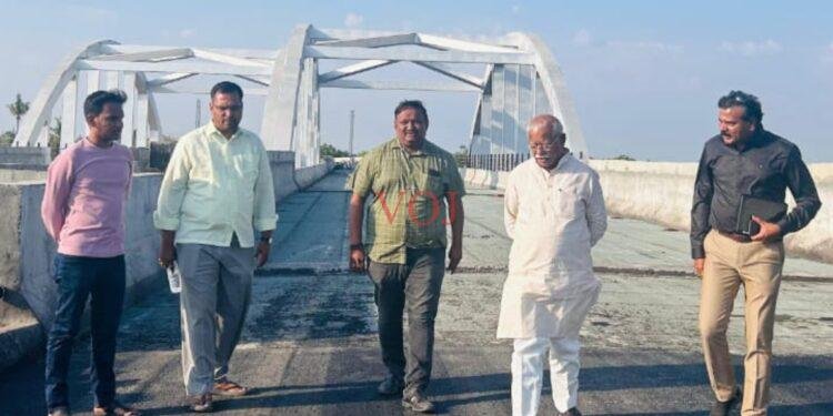 ಹೊನಗನಹಳ್ಳಿ ರೇಲ್ವೆ ಮೇಲ್ಸೇತುವೆ ಕಾಮಗಾರಿ ಪರಿಶೀಲಿಸಿದ ಸಂಸದ ಜಿಗಜಿಣಗಿ