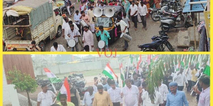 ಸುರಿಯುವ ಮಳೆಯಲ್ಲಿ  ನೂರಾರು ಜನರು ರಾಷ್ಟ್ರಧ್ವಜ ಹಿಡಿದು ವೀರ ಸೈನಿಕರಿಗೆ ಜಯ ಘೋಷಣೆ..!