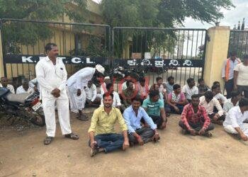 ಹೆಸ್ಕಾಂ ಕಚೇರಿ ಎದುರು ರೈತರಿಂದ ಬೃಹತ ಪ್ರತಿಭಟನೆ ಸರಿಯಾದ ವಿದ್ಯುತ್ ಪೂರೈಕೆ ಆಗ್ರಹಿಸಿ ರೈತರಿಂದ ಪ್ರತಿಭಟನೆ