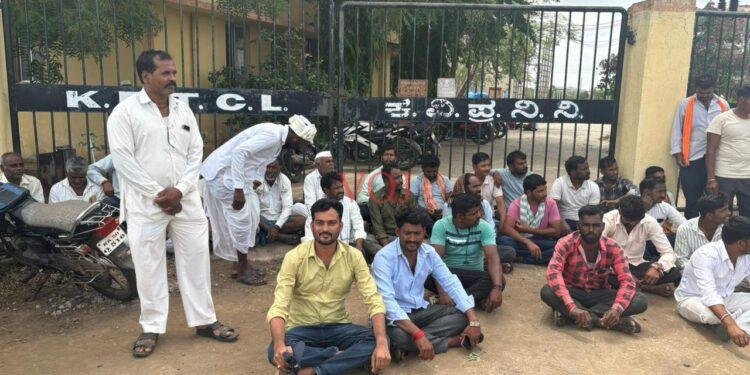 ಹೆಸ್ಕಾಂ ಕಚೇರಿ ಎದುರು ರೈತರಿಂದ ಬೃಹತ ಪ್ರತಿಭಟನೆ ಸರಿಯಾದ ವಿದ್ಯುತ್ ಪೂರೈಕೆ ಆಗ್ರಹಿಸಿ ರೈತರಿಂದ ಪ್ರತಿಭಟನೆ