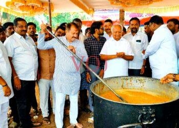 ಗ್ರಾಮ ದೇವತೆ ಜಾತ್ರಾ ಮಹೋತ್ಸವದ  ದಿನದಂದು ಅನ್ನಸಂತರ್ಪಣೆಯನ್ನು ಭಕ್ತರಿಗೆ ಪ್ರಸಾದ್ ವಿತರಣೆ: ಶಾಸಕ ನಾಡಗೌಡ