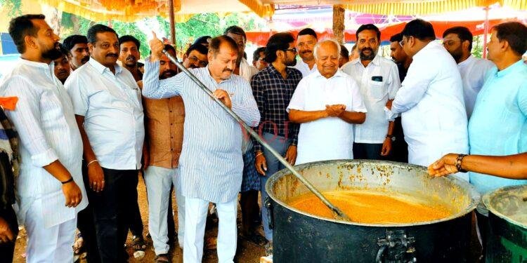 ಗ್ರಾಮ ದೇವತೆ ಜಾತ್ರಾ ಮಹೋತ್ಸವದ  ದಿನದಂದು ಅನ್ನಸಂತರ್ಪಣೆಯನ್ನು ಭಕ್ತರಿಗೆ ಪ್ರಸಾದ್ ವಿತರಣೆ: ಶಾಸಕ ನಾಡಗೌಡ