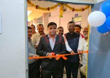 ಆಧುನಿಕ ಅಭಿಲೇಖಾಲಯಕ್ಕೆ ಚಾಲನೆ ನೀಡಿ ಸಾಂಕೇತಿಕವಾಗಿ ಗಣಕೀಕೃತ ದಾಖಲೆ ವಿತರಿಸಿದ ಜಿಲ್ಲಾಧಿಕಾರಿ ಟಿ.ಭೂಬಾಲನ್