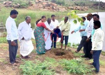 ವಿಶ್ವ ಪರಿಸರ ದಿನಾಚರಣೆ ಅಂಗವಾಗಿ ಅಮೃತ ಸರೋವರದಲ್ಲಿ ಸಸಿಗೆ ನೀರು ಹಾಕು ಮೂಲಕ ಚಾಲನೆ.
