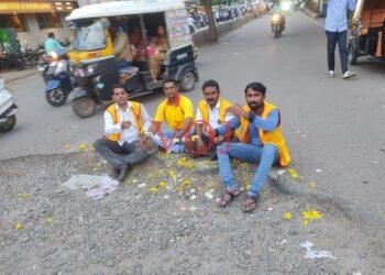 ಗುಂಡಿಗಳ ಆಳ ಅಗಲ ಗೊತ್ತಿಲ್ಲದೆ ವಾಹನ ಸವಾರರು ಬಿದ್ದು ಕೈಕಾಲುಗಳನ್ನು ಮುರಿದುಕೊಳ್ಳುತ್ತಿದ್ದಾರೆ : ಕೆ ಆರ್ ಎಸ್