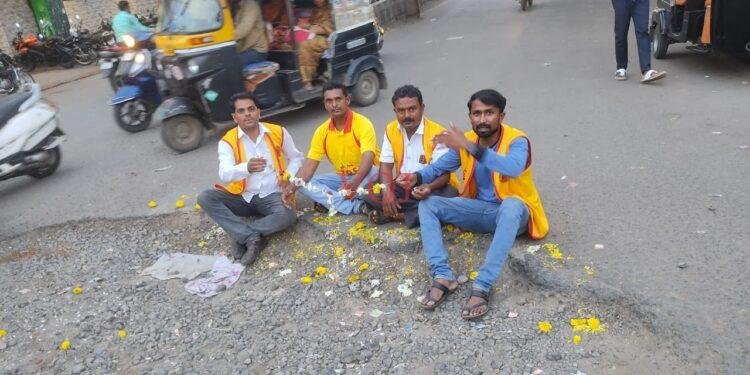 ಗುಂಡಿಗಳ ಆಳ ಅಗಲ ಗೊತ್ತಿಲ್ಲದೆ ವಾಹನ ಸವಾರರು ಬಿದ್ದು ಕೈಕಾಲುಗಳನ್ನು ಮುರಿದುಕೊಳ್ಳುತ್ತಿದ್ದಾರೆ : ಕೆ ಆರ್ ಎಸ್