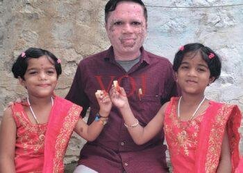 ವಿಶ್ವ ಅಪ್ಪಂದಿರ ದಿನ ಆಚರಿಸಿದ ಅವಳಿ ಸಹೋದರಿಯರು