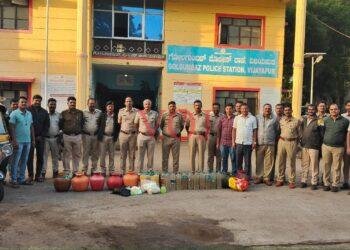 ಅಕ್ರಮವಾಗಿ ಕಳ್ಳಬಟ್ಟಿ ಮದ್ಯ ಮಾರಾಟ ಮಾಡುವಾಗ ದಾಳಿ..! ಆಗಿದ್ದೇನು..?