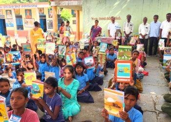 ಹುಟ್ಟು ಹಬ್ಬದ ಪ್ರಯುಕ್ತ ಶಾಲಾ ಮಕ್ಕಳಿಗೆ ಪುಸ್ತಕ ಪೆನ್ನು ವಿತರಣೆ