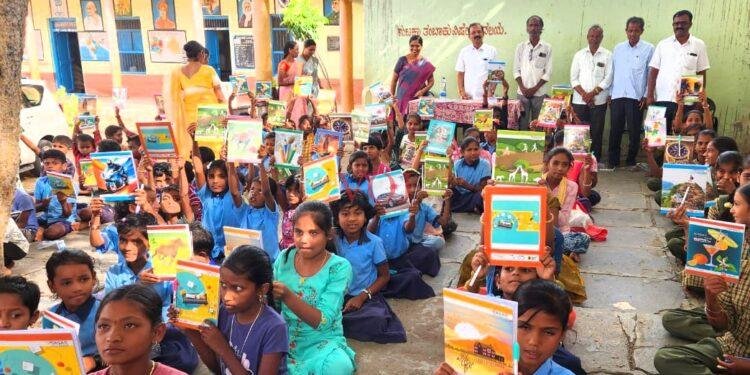ಹುಟ್ಟು ಹಬ್ಬದ ಪ್ರಯುಕ್ತ ಶಾಲಾ ಮಕ್ಕಳಿಗೆ ಪುಸ್ತಕ ಪೆನ್ನು ವಿತರಣೆ