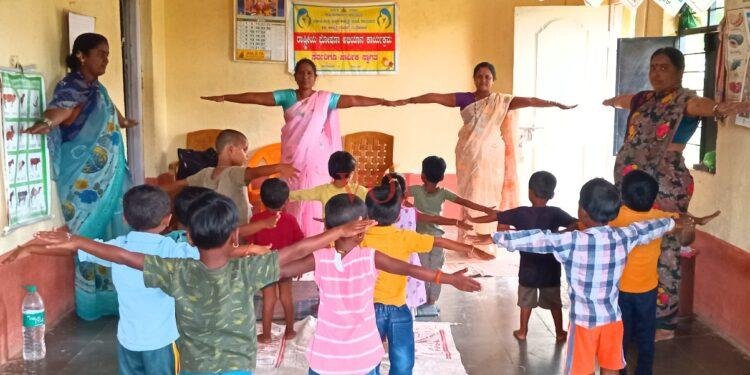 ಚವನಭಾವಿ ಗ್ರಾಮದ ಅಂಗನವಾಡಿ ಕೇಂದ್ರದಲ್ಲಿ ಅಂತರರಾಷ್ಟ್ರೀಯ ಯೋಗ ದಿನಾಚರಣೆ ಆಚರಣೆ