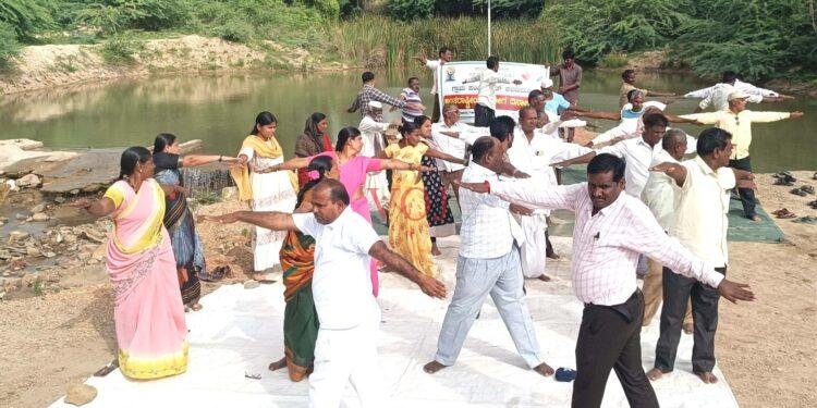 ಕವಡಿಮಟ್ಟಿ ಗ್ರಾಮದಲ್ಲಿ ಅಮೃತ ಸರೋವರ ದಡದಲ್ಲಿ ವಿಶ್ವ ಯೋಗ ದಿನಾಚರಣೆಯನ್ನು ಆಚರಣೆ