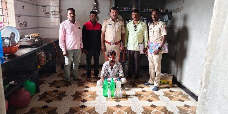 ಅಬಕಾರಿ ಇಲಾಖೆ ಅಧಿಕಾರಿಗಳು ಕಳ್ಳಬಟ್ಟಿ ಅಡ್ಡೆ ಮೇಲೆ ದಾಳಿ