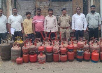 ಅಕ್ರಮವಾಗಿ ಗೃಹ ಬಳಕೆ ಗ್ಯಾಸ ಸಿಲಿಂಡರ್ ಸಂಗ್ರಹ ಕೇಂದ್ರದ ಆಹಾರ ಅಧಿಕಾರಿ ಹೂಗಾರ ದಾಳಿ..!