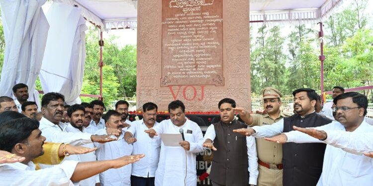 ಸಚಿವ ಡಾ.ಎಂ.ಬಿ.ಪಾಟೀಲ ಅವರಿಂದ ಶಿಲೆಯಲ್ಲಿ ಕೆತ್ತಿದ ಸಂವಿಧಾನ ಪೀಠಿಕೆ ಅನಾವರಣ