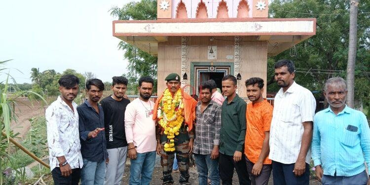 ತಾಂಡಾದ ಯುವಕನೋರ್ವ ದೇಶ ಸೇವೆ ಸಲ್ಲಿಸಲು ಆಯ್ಕೆಯಾಗಿದ್ದು ನಮ್ಮೆಲ್ಲರಿಗೂ ಹೆಮ್ಮೆ ತಂದಿದೆ