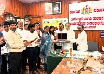 ಶಾಸಕರಿಂದ ಗ್ರಾಮ ಆಡಳಿತಾಧಿಕಾರಿಗಳಿಗೆ ಲ್ಯಾಪ್‌ಟಾಪ್ ಹಸ್ತಾಂತರ