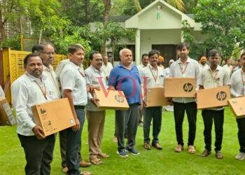 ಗ್ರಾಮಾಡಳಿತ ಅಧಿಕಾರಿಗಳಿಗೆ ಕ್ರೋಮ್ ಬುಕ್ ವಿತರಿಸಿದ ಸಚಿವ ಶಿವಾನಂದ