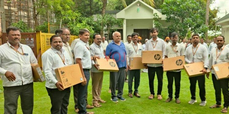 ಗ್ರಾಮಾಡಳಿತ ಅಧಿಕಾರಿಗಳಿಗೆ ಕ್ರೋಮ್ ಬುಕ್ ವಿತರಿಸಿದ ಸಚಿವ ಶಿವಾನಂದ