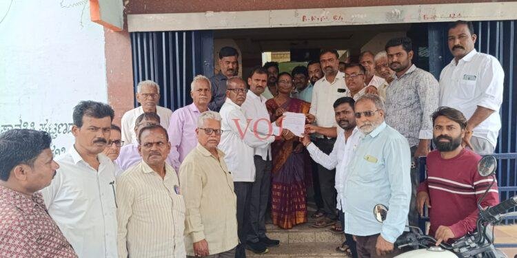 ಪಟ್ಟಣದ ಮಾರುತಿ ನಗರ ಮೂಲಭೂತ ಸೌಕರ್ಯಗಳಿಂದ ವಂಚಿತವಾಗಿದೆ ಪುರಸಭೆಯ ಅಧಿಕಾರಿಗಳಿಗೆ ಮನವಿ