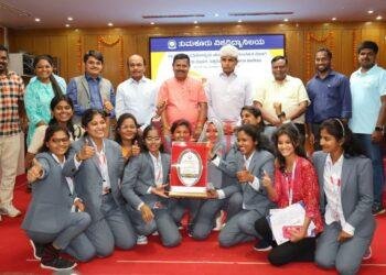 ಪ್ರಜಾಪ್ರಭುತ್ವ ವ್ಯವಸ್ಥೆಯಲ್ಲಿ ಉತ್ತಮ ನಾಯಕರನ್ನು ಆಯ್ಕೆ ಮಾಡುವ ಜವಾಬ್ದಾರಿ ನಾಗರಿಕರ ಮೇಲೆ ಇದೆ