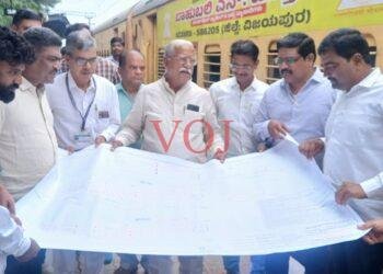 ವಿಜಯಪುರ ರೈಲ್ವೆ ನಿಲ್ದಾಣದ ಕಟ್ಟಡ ಕಾಮಗಾರಿ ಪ್ರಗತಿಯನ್ನು ವೀಕ್ಷಿಸಿದ ಸಂಸದ ರಮೇಶ್