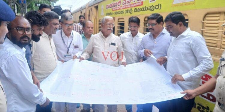ವಿಜಯಪುರ ರೈಲ್ವೆ ನಿಲ್ದಾಣದ ಕಟ್ಟಡ ಕಾಮಗಾರಿ ಪ್ರಗತಿಯನ್ನು ವೀಕ್ಷಿಸಿದ ಸಂಸದ ರಮೇಶ್