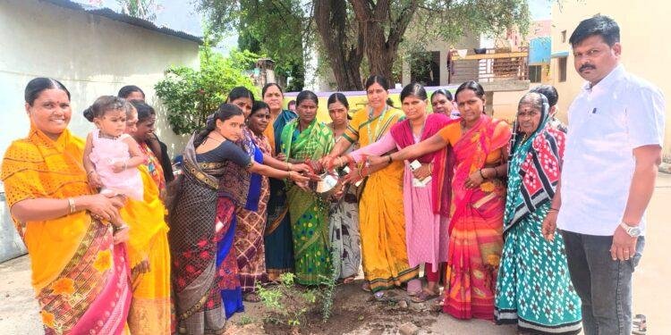 ನೆಬಗೇರಿ ಗ್ರಾಮದ ಕಾರ್ಯಕ್ಷೇತ್ರದಲ್ಲಿ ಪರಿಸರ ಜಾಗೃತಿ:ಶಾಲೆ  ಆವರಣದಲ್ಲಿ ಗಿಡ ನಾಟಿ ಮಾಡುವ ಮುಖಾಂತರ ಕಾರ್ಯಕ್ರಮಕ್ಕೆ ಚಾಲನೆ