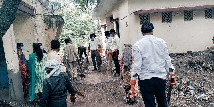 ತಾಲೂಕು ಪಂಚಾಯತ ಆವರಣದಲ್ಲಿ ವಿವಿಧ ಬಗೆಯ ಸಸಿಗಳನ್ನು ನಡುವ ಮೂಲಕ ಚಾಲನೆ: ತಾಪಂ ಇಓ ಮಸಳಿ