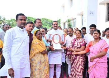 ಮಹಾನಗರ ಪಾಲಿಕೆ ನೌಕರರ ಧರಣಿ ಸ್ಥಳಕ್ಕೆ ಶಾಸಕ ಯತ್ನಾಳ ಭೇಟಿ