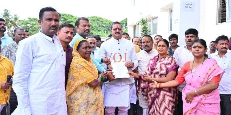 ಮಹಾನಗರ ಪಾಲಿಕೆ ನೌಕರರ ಧರಣಿ ಸ್ಥಳಕ್ಕೆ ಶಾಸಕ ಯತ್ನಾಳ ಭೇಟಿ