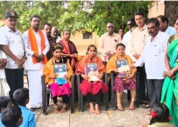 ಗ್ರಾಮೀಣ ಪ್ರತಿಭಾವಂತ ವಿದ್ಯಾರ್ಥಿಗಳಿಗೆ ಪ್ರೋತ್ಸಾಹಿಸಬೇಕು